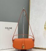 clutch on strap in smooth calfskin (40)