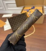 louis vuitton toiletry pouch on chain m81412 (3)